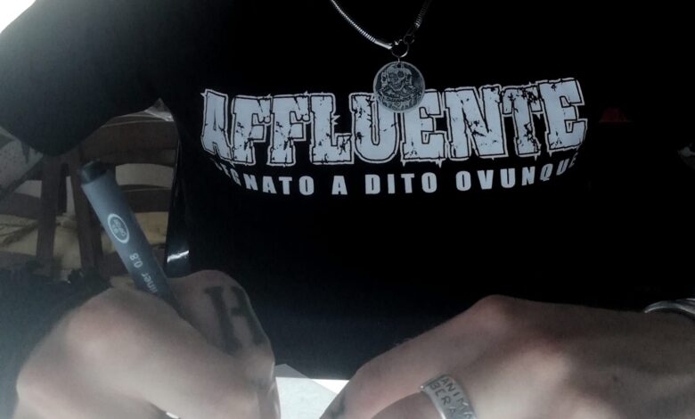 foto di Andrea disegnatore di punk hardcore artwork