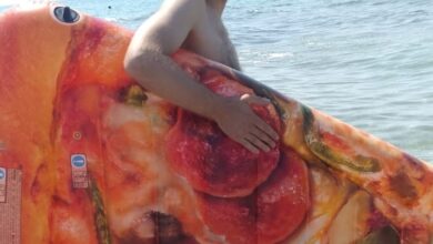 Mirco con una mega fetta di pizza in plastica
